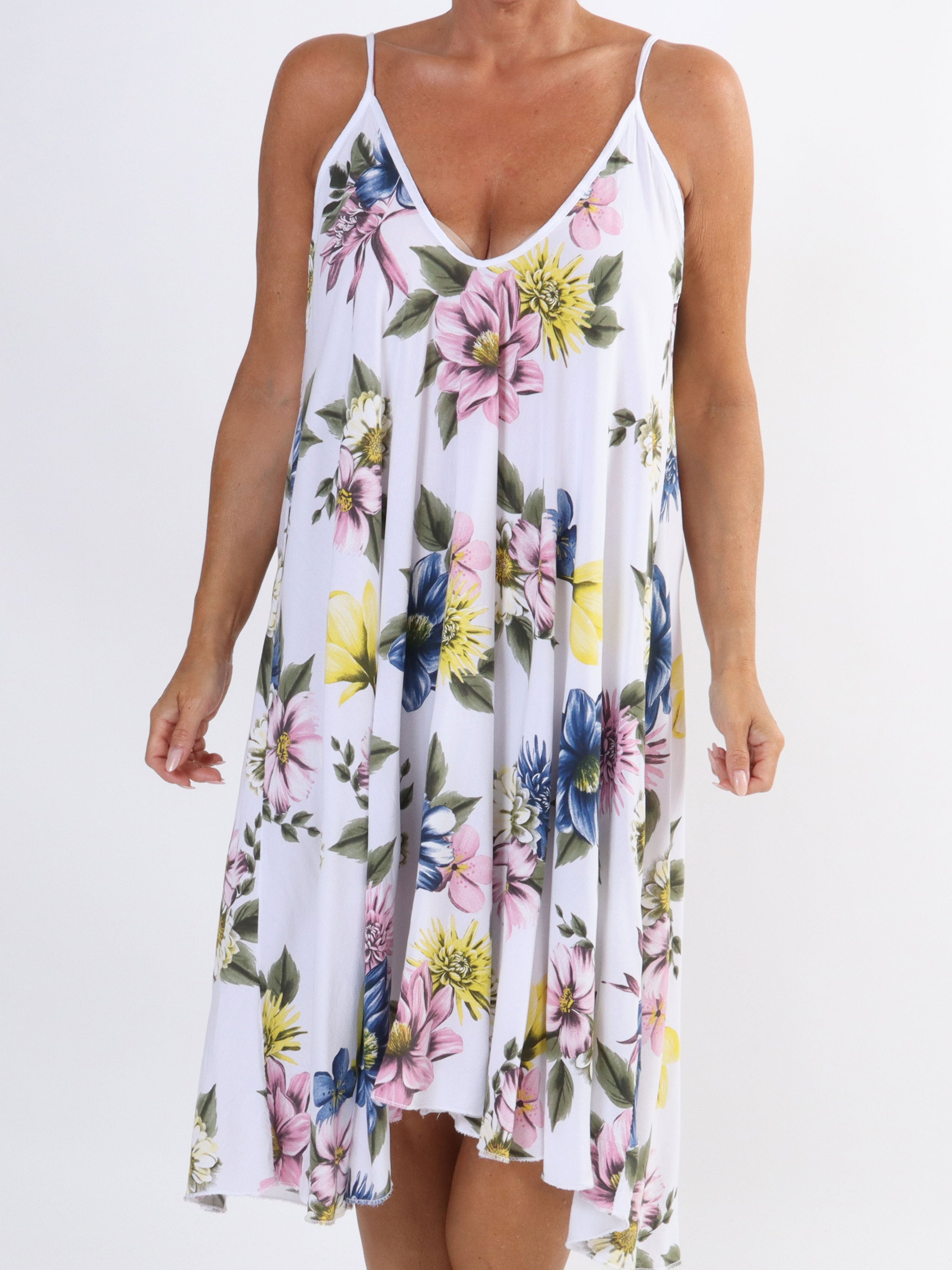 Maddie Flower - Sød plus size stropkjole med blomstermotiver